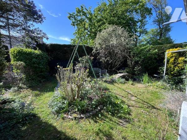En secteur calme, maison de résidence semi individuelle bâtie sur une parcelle de 360m². Hall d...