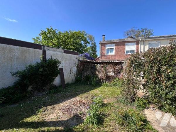 En secteur calme, maison de résidence semi individuelle bâtie sur une parcelle de 360m². Hall d...