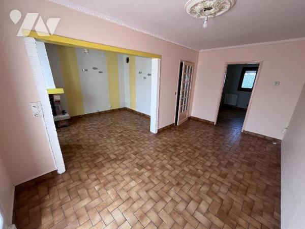 En secteur calme, maison de résidence semi individuelle bâtie sur une parcelle de 360m². Hall d...