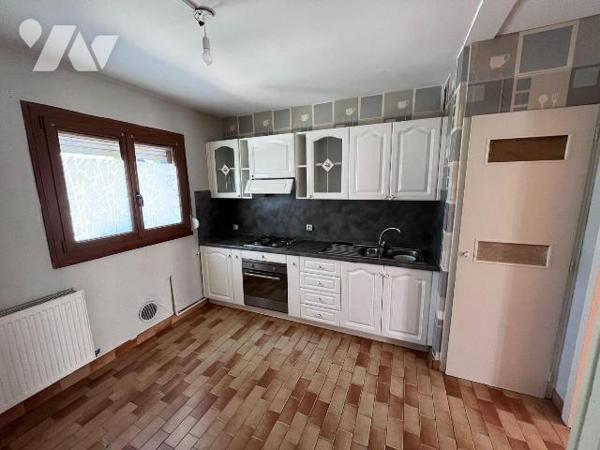 En secteur calme, maison de résidence semi individuelle bâtie sur une parcelle de 360m². Hall d...