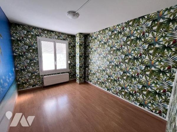 En secteur calme, maison de résidence semi individuelle bâtie sur une parcelle de 360m². Hall d...