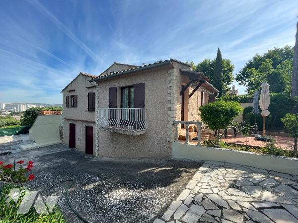 Maison T5 MONTOLIVET 13012, surf 130m², sur deux plans, 4 chambres, parcelle de 580 m² env, terrasse