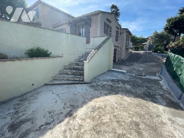 Maison T5 MONTOLIVET 13012, surf 130m², sur deux plans, 4 chambres, parcelle de 580 m² env, terrasse