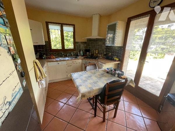 Maison T5 MONTOLIVET 13012, surf 130m², sur deux plans, 4 chambres, parcelle de 580 m² env, terrasse