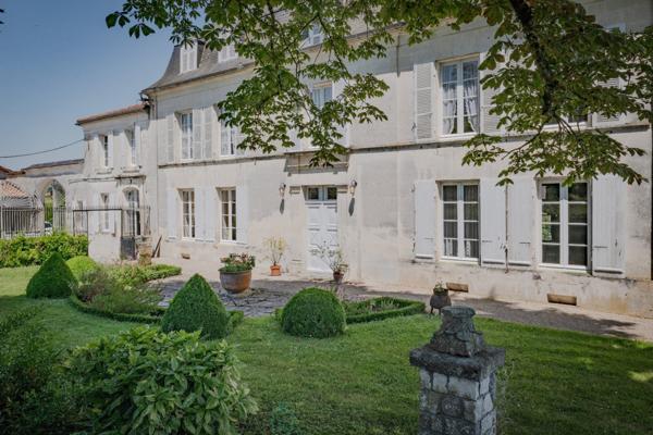 MAGNIFIQUE PROPRIETE EN GRANDE CHAMPAGNE SUR + DE 3 HA