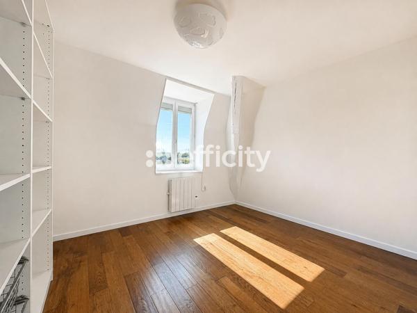 Appartement
         5 pièces
        - 114 m² 399 900 € *