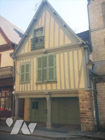 Dans le centre historique de VITRE, A VENDRE immeuble de charme avec sa façade en colombages. F...