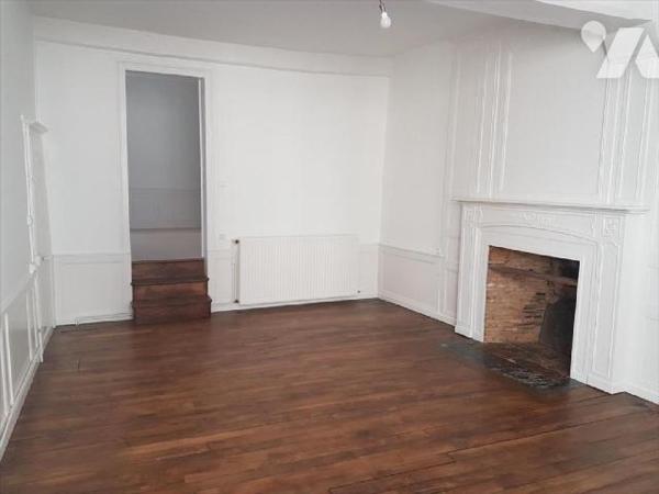 Dans le centre historique de VITRE, A VENDRE immeuble de charme avec sa façade en colombages. F...