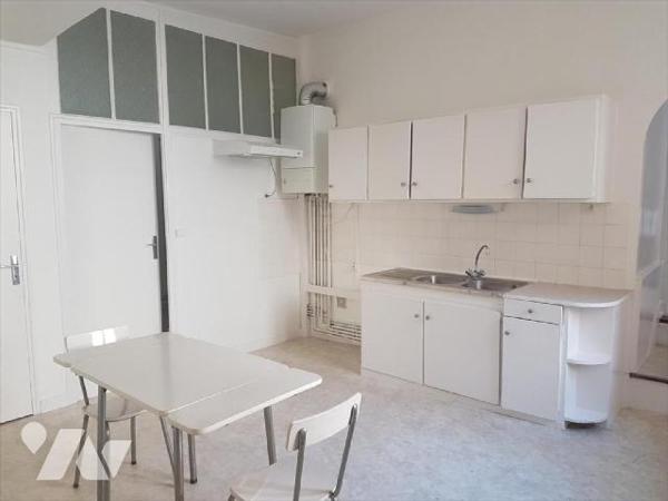 Dans le centre historique de VITRE, A VENDRE immeuble de charme avec sa façade en colombages. F...