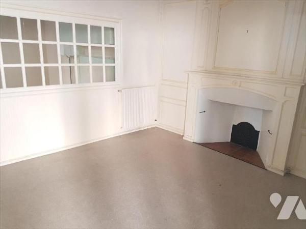 Dans le centre historique de VITRE, A VENDRE immeuble de charme avec sa façade en colombages. F...