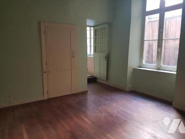 Dans le centre historique de VITRE, A VENDRE immeuble de charme avec sa façade en colombages. F...