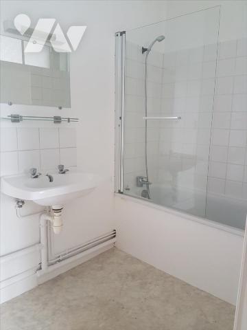 Dans le centre historique de VITRE, A VENDRE immeuble de charme avec sa façade en colombages. F...