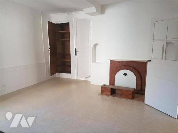 Dans le centre historique de VITRE, A VENDRE immeuble de charme avec sa façade en colombages. F...