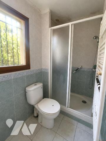 PROCHE CENTRE-VILLE – MAISON INDIVIDUELLE DE PLAIN-PIED – JARDIN – CAVE – COMBLES AMÉNAGEABLES