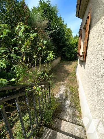 PROCHE CENTRE-VILLE – MAISON INDIVIDUELLE DE PLAIN-PIED – JARDIN – CAVE – COMBLES AMÉNAGEABLES