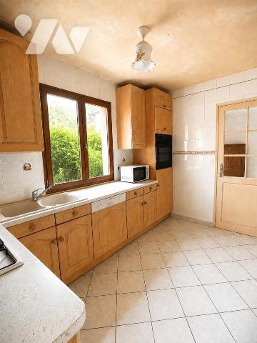 PROCHE CENTRE-VILLE – MAISON INDIVIDUELLE DE PLAIN-PIED – JARDIN – CAVE – COMBLES AMÉNAGEABLES