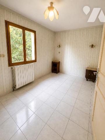 PROCHE CENTRE-VILLE – MAISON INDIVIDUELLE DE PLAIN-PIED – JARDIN – CAVE – COMBLES AMÉNAGEABLES