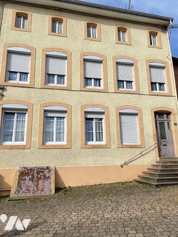 Maison de ville sur 3 niveaux comprenant un appartement de type F3 au rdc.
Plein centre