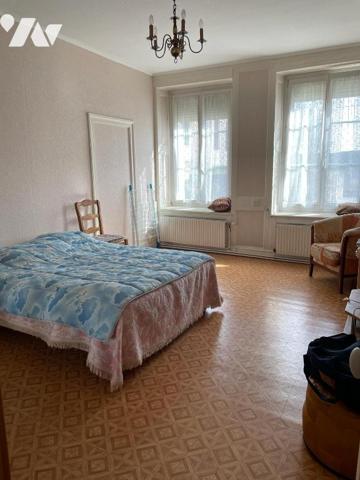 Maison de ville sur 3 niveaux comprenant un appartement de type F3 au rdc.
Plein centre