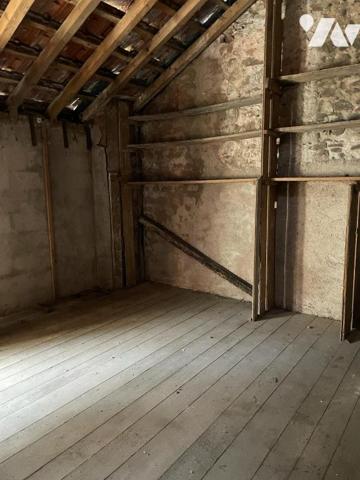 Maison de ville sur 3 niveaux comprenant un appartement de type F3 au rdc.
Plein centre