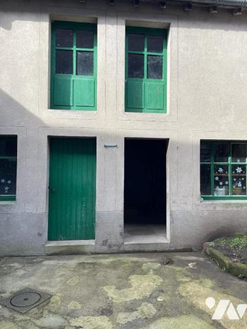 Maison de ville sur 3 niveaux comprenant un appartement de type F3 au rdc.
Plein centre