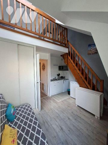 Appartement T1 bis meublé composé d'une entrée, salle d'eau avec WC, séjour avec espace cuisine...