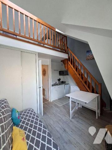 Appartement T1 bis meublé composé d'une entrée, salle d'eau avec WC, séjour avec espace cuisine...