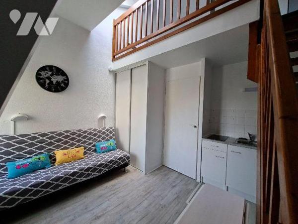 Appartement T1 bis meublé composé d'une entrée, salle d'eau avec WC, séjour avec espace cuisine...