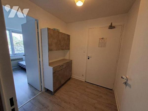 Appartement T1 bis meublé composé d'une entrée, salle d'eau avec WC, séjour avec espace cuisine...