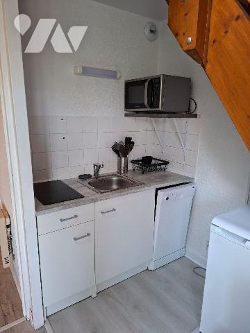 Appartement T1 bis meublé composé d'une entrée, salle d'eau avec WC, séjour avec espace cuisine...