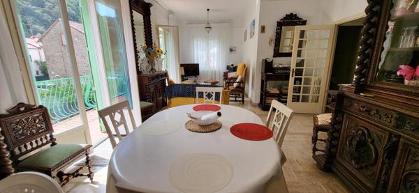 Maison de ville avec 2 appartements et 3 garages avec jardin