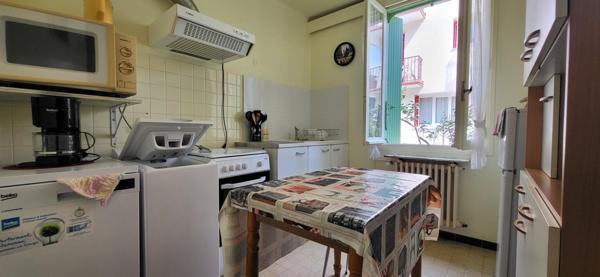 Maison de ville avec 2 appartements et 3 garages avec jardin