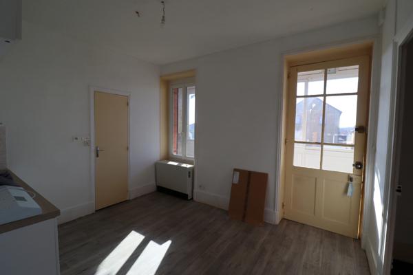 Dpt Saône et Loire (71), à vendre ROMENAY immeuble - 4 appartements et 1 local commercial