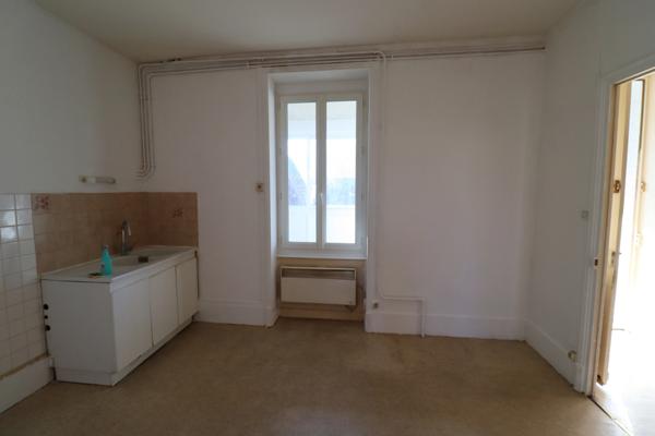 Dpt Saône et Loire (71), à vendre ROMENAY immeuble - 4 appartements et 1 local commercial