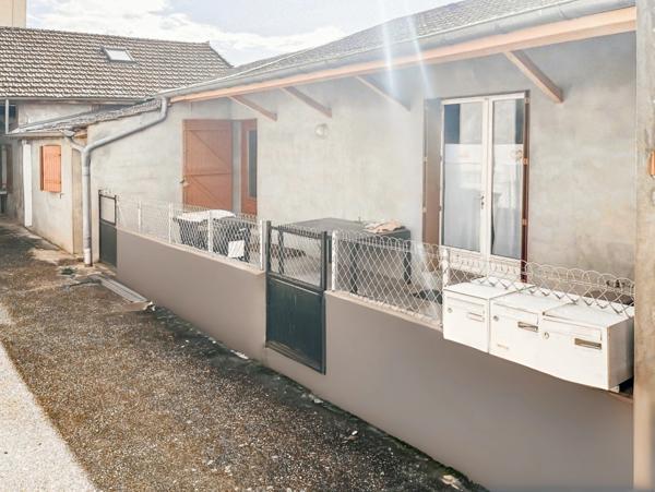 Dpt Saône et Loire (71), à vendre ROMENAY immeuble - 4 appartements et 1 local commercial