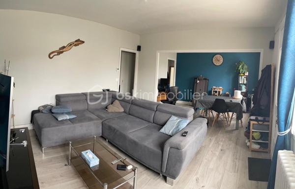Cette agréable maison de compose d'une entrée, d'un séjour double lumineux, cuisine (possibilité de l'ouvrir sur le séjour ), salle d'eau, wc. Grand garage.  Implantée sur un terrain de 514 m², cette maison est idéale pour profiter d'un extérieur agréable. 
Côté confort, vous bénéficierez d'une isolation et d'un système de chauffage récent, vous garantissant une meilleure performance énergétique. 
Localisation idéale 900 m RER C ETRECHY, 
1.5 km du centre ville et des commerces, écoles, collège... 
Une opportunité à découvrir sans tarder.