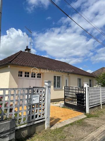 Cette agréable maison de compose d'une entrée, d'un séjour double lumineux, cuisine (possibilité de l'ouvrir sur le séjour ), salle d'eau, wc. Grand garage.  Implantée sur un terrain de 514 m², cette maison est idéale pour profiter d'un extérieur agréable. 
Côté confort, vous bénéficierez d'une isolation et d'un système de chauffage récent, vous garantissant une meilleure performance énergétique. 
Localisation idéale 900 m RER C ETRECHY, 
1.5 km du centre ville et des commerces, écoles, collège... 
Une opportunité à découvrir sans tarder.