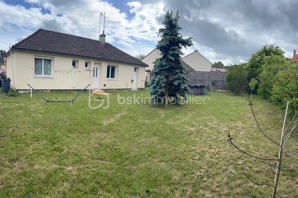 Cette agréable maison de compose d'une entrée, d'un séjour double lumineux, cuisine (possibilité de l'ouvrir sur le séjour ), salle d'eau, wc. Grand garage.  Implantée sur un terrain de 514 m², cette maison est idéale pour profiter d'un extérieur agréable. 
Côté confort, vous bénéficierez d'une isolation et d'un système de chauffage récent, vous garantissant une meilleure performance énergétique. 
Localisation idéale 900 m RER C ETRECHY, 
1.5 km du centre ville et des commerces, écoles, collège... 
Une opportunité à découvrir sans tarder.