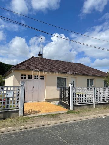 Cette agréable maison de compose d'une entrée, d'un séjour double lumineux, cuisine (possibilité de l'ouvrir sur le séjour ), salle d'eau, wc. Grand garage.  Implantée sur un terrain de 514 m², cette maison est idéale pour profiter d'un extérieur agréable. 
Côté confort, vous bénéficierez d'une isolation et d'un système de chauffage récent, vous garantissant une meilleure performance énergétique. 
Localisation idéale 900 m RER C ETRECHY, 
1.5 km du centre ville et des commerces, écoles, collège... 
Une opportunité à découvrir sans tarder.