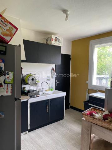 Cette agréable maison de compose d'une entrée, d'un séjour double lumineux, cuisine (possibilité de l'ouvrir sur le séjour ), salle d'eau, wc. Grand garage.  Implantée sur un terrain de 514 m², cette maison est idéale pour profiter d'un extérieur agréable. 
Côté confort, vous bénéficierez d'une isolation et d'un système de chauffage récent, vous garantissant une meilleure performance énergétique. 
Localisation idéale 900 m RER C ETRECHY, 
1.5 km du centre ville et des commerces, écoles, collège... 
Une opportunité à découvrir sans tarder.