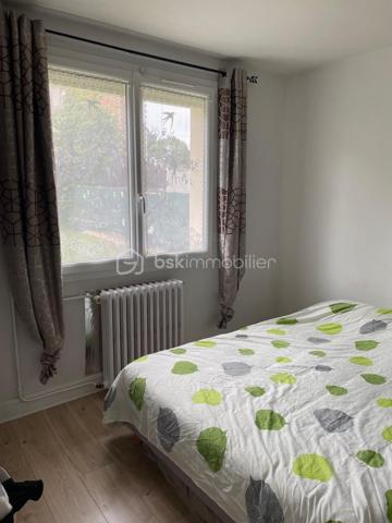 Cette agréable maison de compose d'une entrée, d'un séjour double lumineux, cuisine (possibilité de l'ouvrir sur le séjour ), salle d'eau, wc. Grand garage.  Implantée sur un terrain de 514 m², cette maison est idéale pour profiter d'un extérieur agréable. 
Côté confort, vous bénéficierez d'une isolation et d'un système de chauffage récent, vous garantissant une meilleure performance énergétique. 
Localisation idéale 900 m RER C ETRECHY, 
1.5 km du centre ville et des commerces, écoles, collège... 
Une opportunité à découvrir sans tarder.