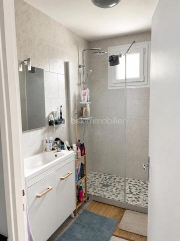 Cette agréable maison de compose d'une entrée, d'un séjour double lumineux, cuisine (possibilité de l'ouvrir sur le séjour ), salle d'eau, wc. Grand garage.  Implantée sur un terrain de 514 m², cette maison est idéale pour profiter d'un extérieur agréable. 
Côté confort, vous bénéficierez d'une isolation et d'un système de chauffage récent, vous garantissant une meilleure performance énergétique. 
Localisation idéale 900 m RER C ETRECHY, 
1.5 km du centre ville et des commerces, écoles, collège... 
Une opportunité à découvrir sans tarder.