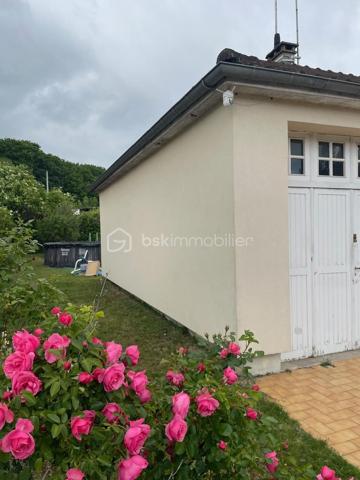 Cette agréable maison de compose d'une entrée, d'un séjour double lumineux, cuisine (possibilité de l'ouvrir sur le séjour ), salle d'eau, wc. Grand garage.  Implantée sur un terrain de 514 m², cette maison est idéale pour profiter d'un extérieur agréable. 
Côté confort, vous bénéficierez d'une isolation et d'un système de chauffage récent, vous garantissant une meilleure performance énergétique. 
Localisation idéale 900 m RER C ETRECHY, 
1.5 km du centre ville et des commerces, écoles, collège... 
Une opportunité à découvrir sans tarder.
