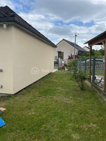 Cette agréable maison de compose d'une entrée, d'un séjour double lumineux, cuisine (possibilité de l'ouvrir sur le séjour ), salle d'eau, wc. Grand garage.  Implantée sur un terrain de 514 m², cette maison est idéale pour profiter d'un extérieur agréable. 
Côté confort, vous bénéficierez d'une isolation et d'un système de chauffage récent, vous garantissant une meilleure performance énergétique. 
Localisation idéale 900 m RER C ETRECHY, 
1.5 km du centre ville et des commerces, écoles, collège... 
Une opportunité à découvrir sans tarder.