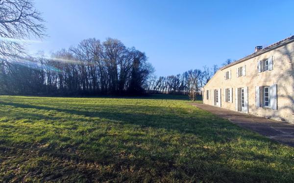 Maison à vendre    10 pièces •  Mirambeau