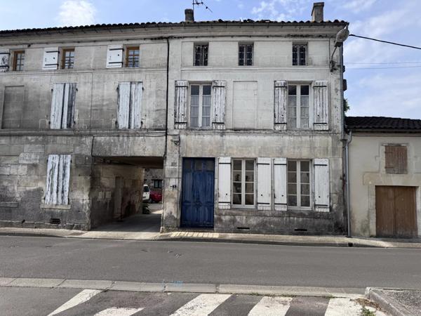Maison de ville en pierre à Jarnac à rénover