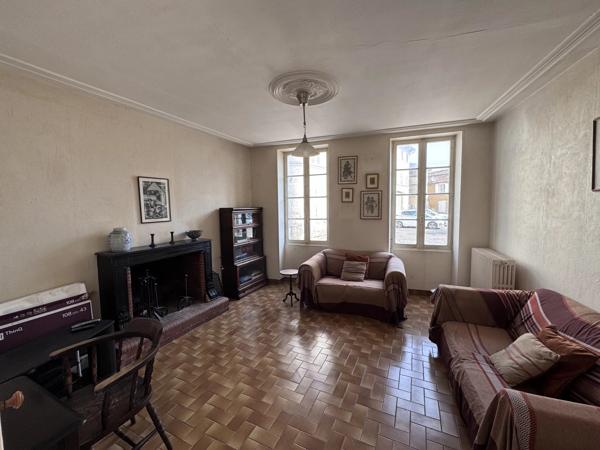 Maison de ville en pierre à Jarnac à rénover