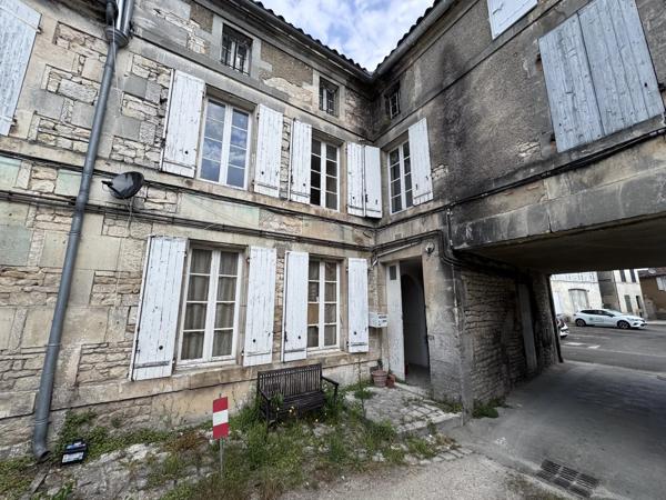 Maison de ville en pierre à Jarnac à rénover