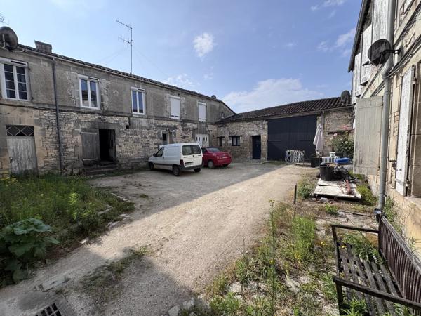 Maison de ville en pierre à Jarnac à rénover