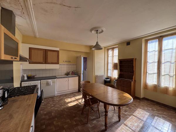 Maison de ville en pierre à Jarnac à rénover